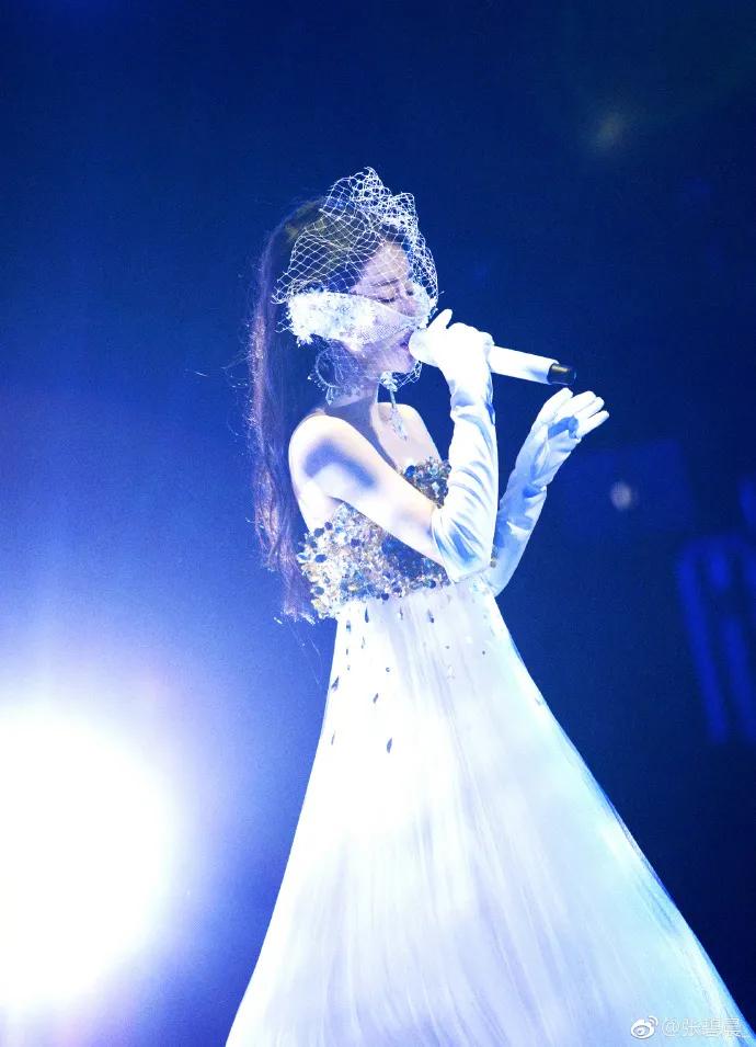 华晨宇张碧晨事件与汪峰关系,张碧晨华晨宇邓紫棋恋情如何开始