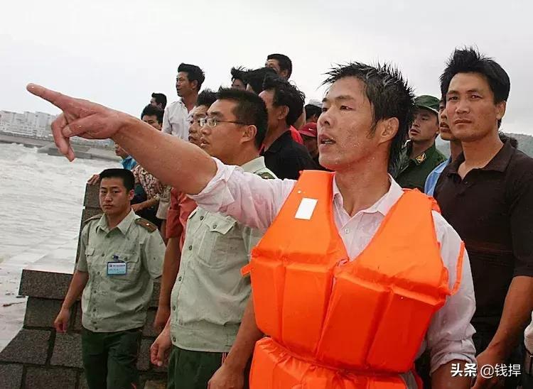 「钱眼回眸四十年-99」魏青刚三下大海与“麦莎”争夺落水女