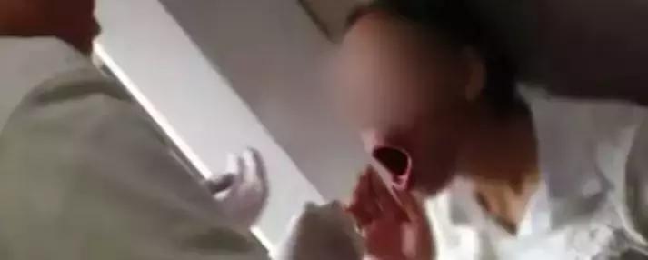 女子高铁打哈欠,女子高铁上打哈欠时下巴掉了