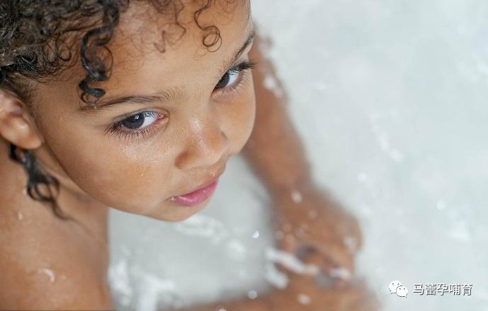 夏天给宝宝洗澡千万别踩这些坑,夏天宝宝洗澡要擦抚触油