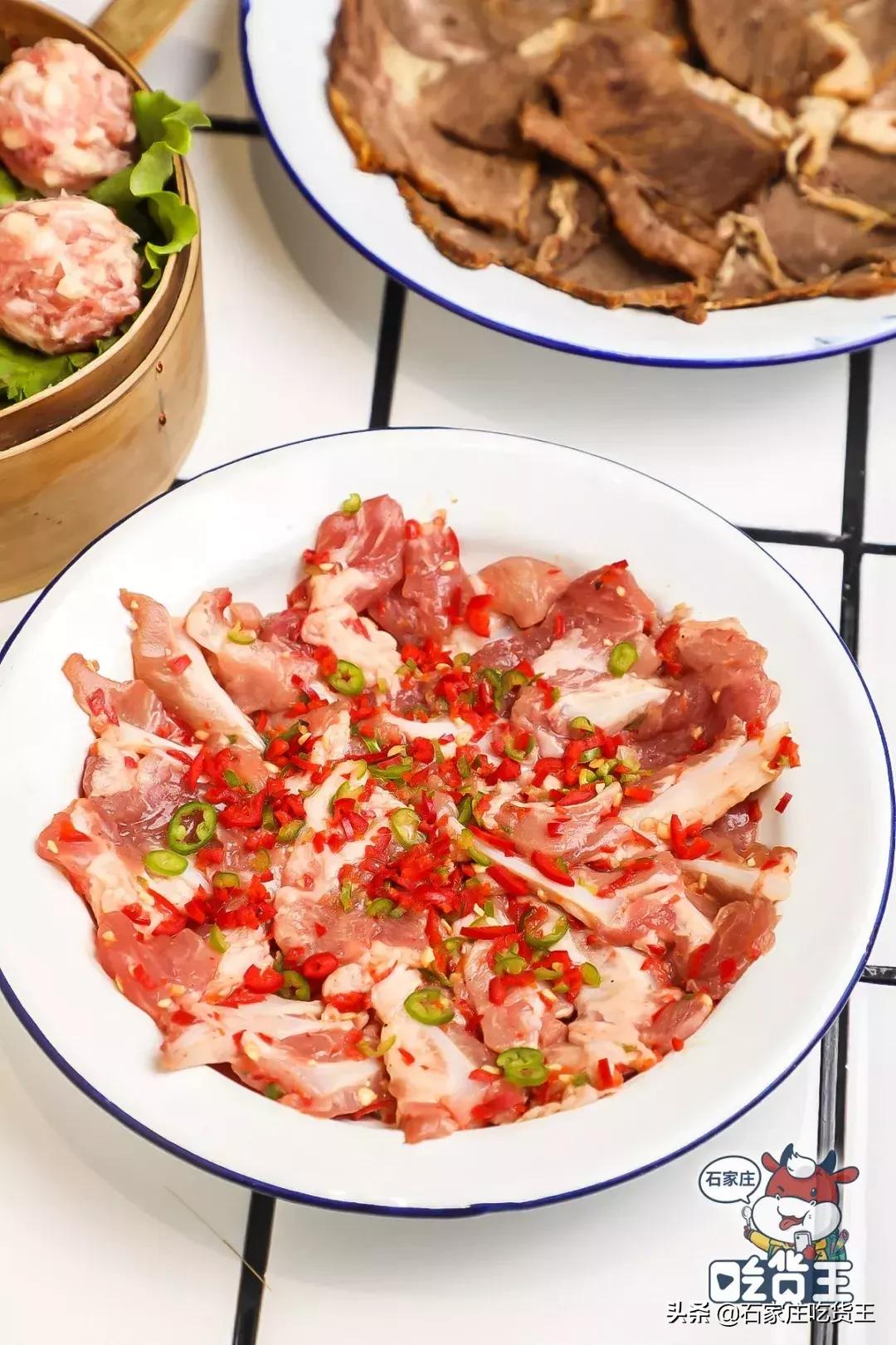 网红“爸爸”终于来了！1分钟就能吃的牛排火锅，连锅底都有肉