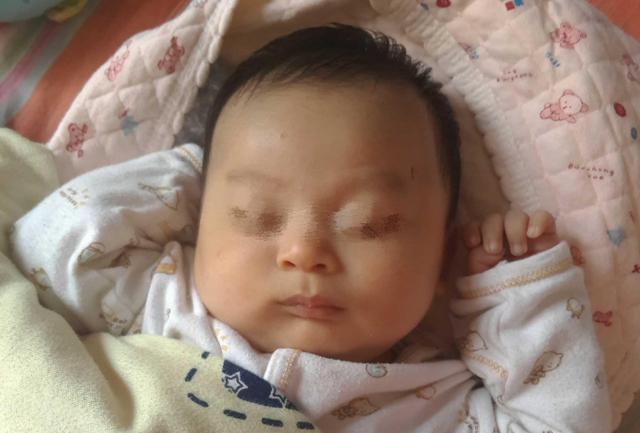 只因这个动作,八个月宝宝被哄成了脑瘫,这些育儿陋习还有家长犯