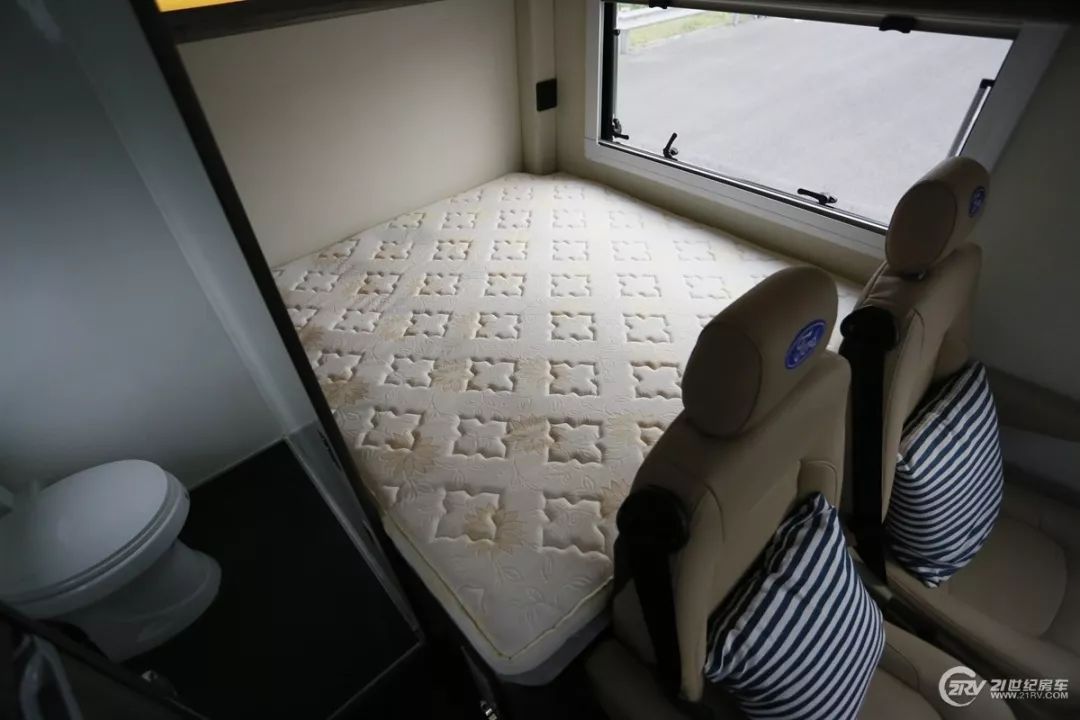 房车大全20-30万的小型c型房车,飞翔房车入门级b型房车价格