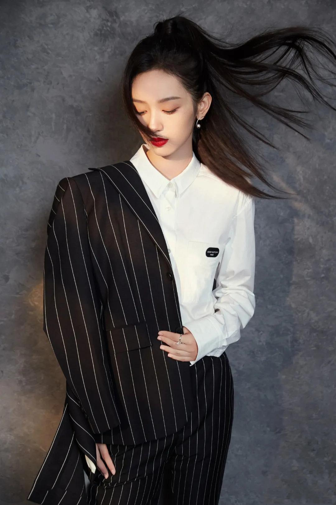 何穗冬天穿衣搭配技巧 (何穗的日常穿搭简单大方又有气质)