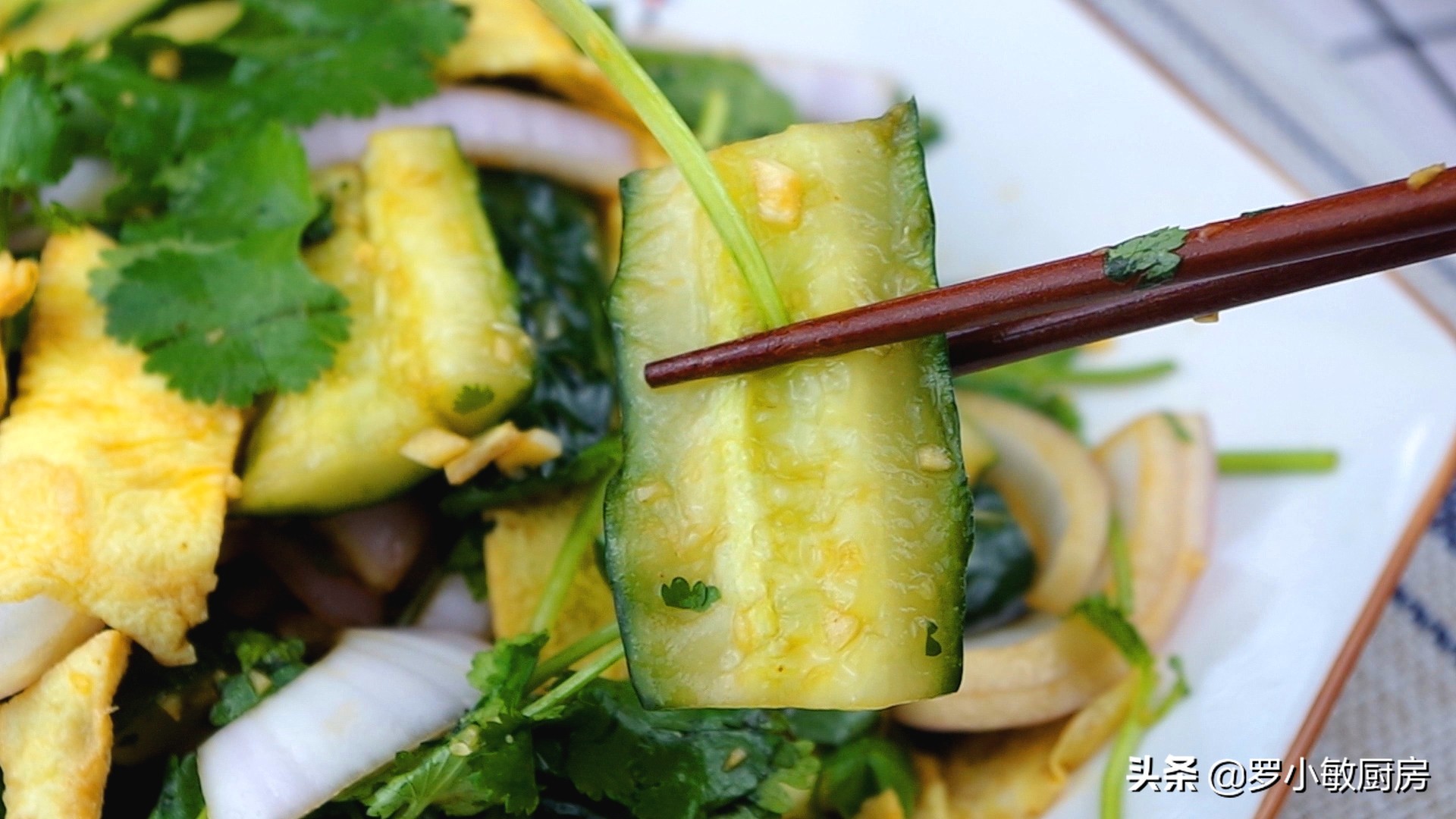 用黄瓜做清爽美味的美食,过年黄瓜怎么做好看又好吃