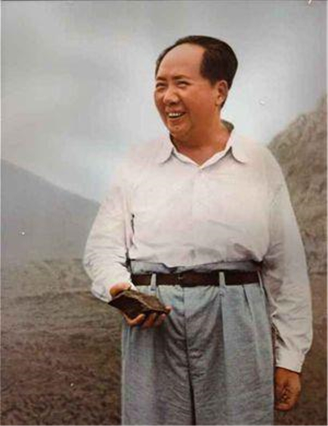 毛主席的旧鞋,鞋匠都不愿意再补:“这鞋都这么破了还补什么?”