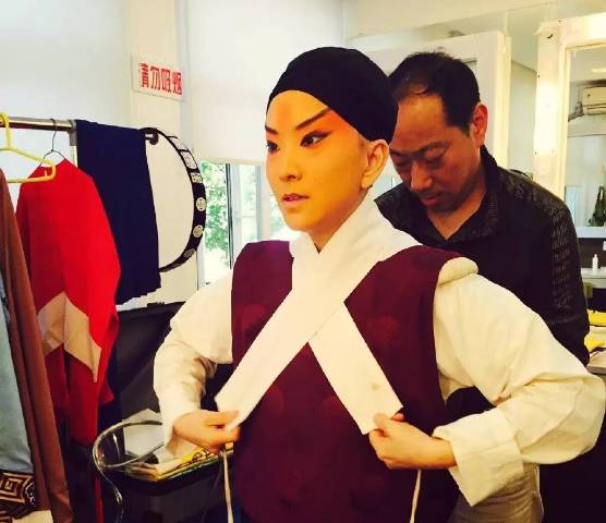 一个只争第一的姑娘,在台上扮男人却成了“头牌”