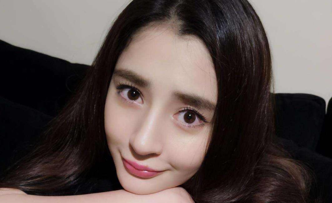 单眼皮、龅牙、厚嘴唇，这些缺陷美才是娱乐圈该有的百媚千红