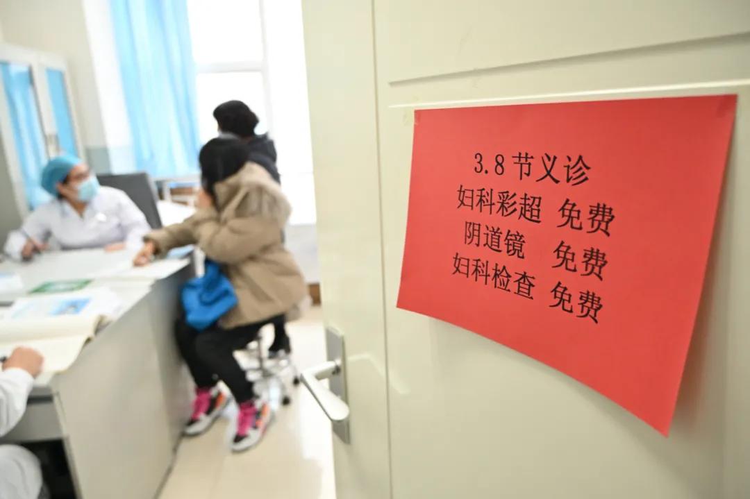 关爱女性两癌预防公益讲座,两癌义诊筛查妇女200余人