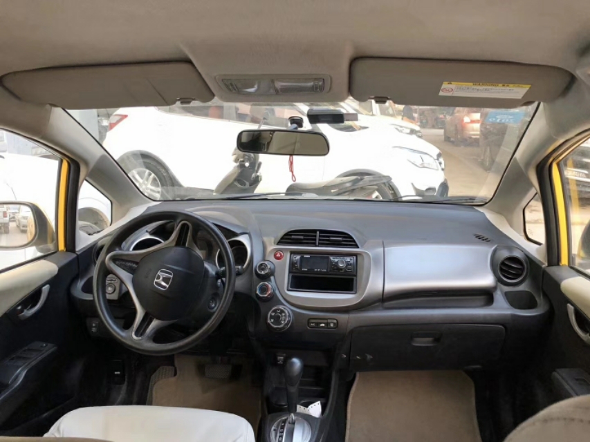 13年上牌1.3排量本田飞度，车况精品，代步神器