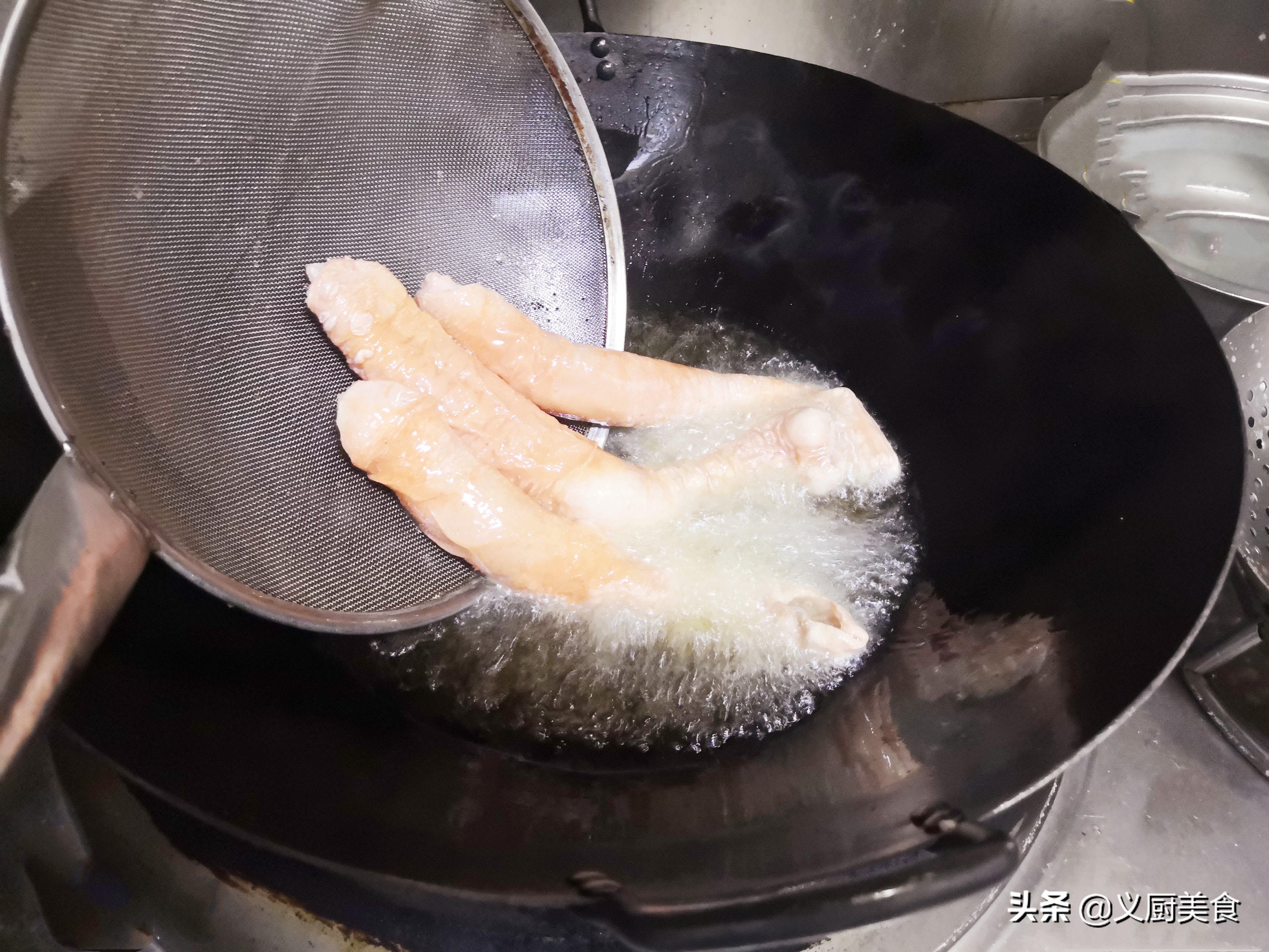 脆皮大肠的制作方法和视频,脆皮大肠脆皮浆的调制方法