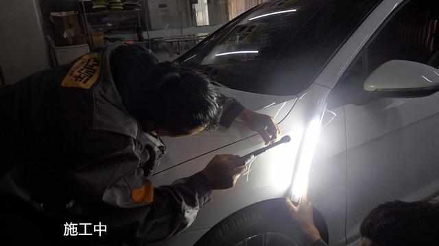 汽车翼子板严重凹陷修复,汽车翼子板变形无痕修复