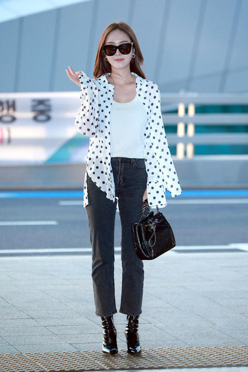 郑秀妍为什么只露左脸,郑秀妍五官凹陷