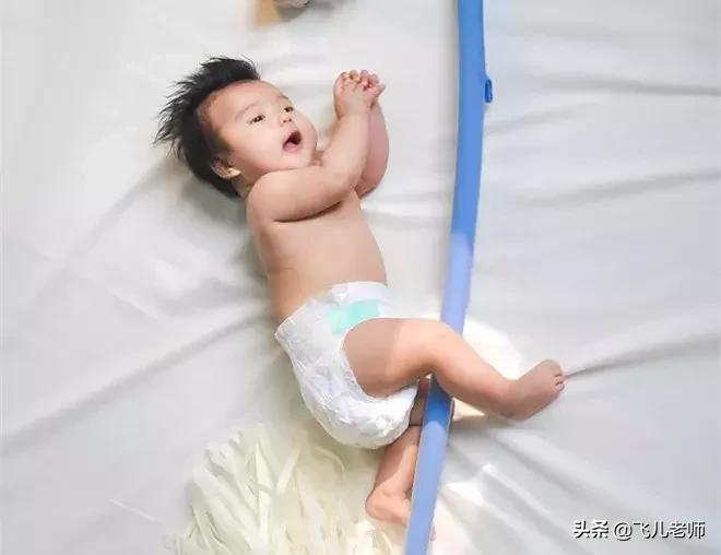 2个月宝宝正确抬头爬姿势,引导婴儿抬头翻身爬行训练方法