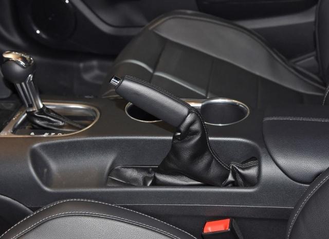 科迈罗2015款3.6lrs限量版和野马,野马2.3t对比科迈罗2.0t加速视频