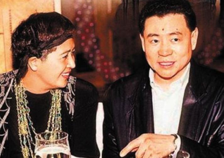 66岁刘銮雄花3亿换肾，37岁妻子为他生三胎，直接送了24套房子