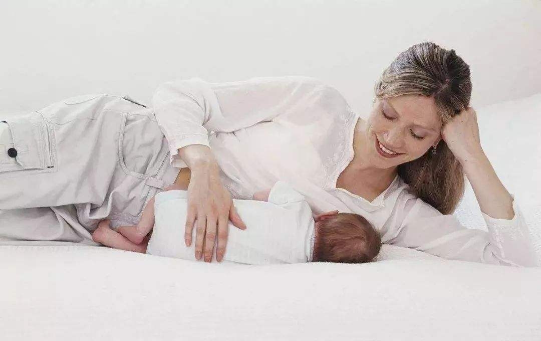 新生儿躺着喂母乳怎么避免呛奶,宝宝爱呛奶是怎么回事