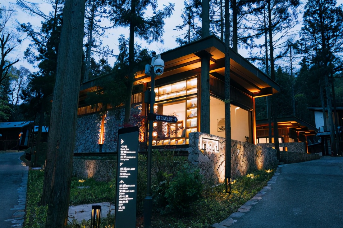 商量岗内的这家酒店,四季气候适宜居住,住客宛若身处桃花源