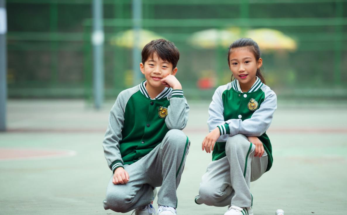 有种“贫穷”叫买不起校服,学校精心“定制”,家长却并不买账