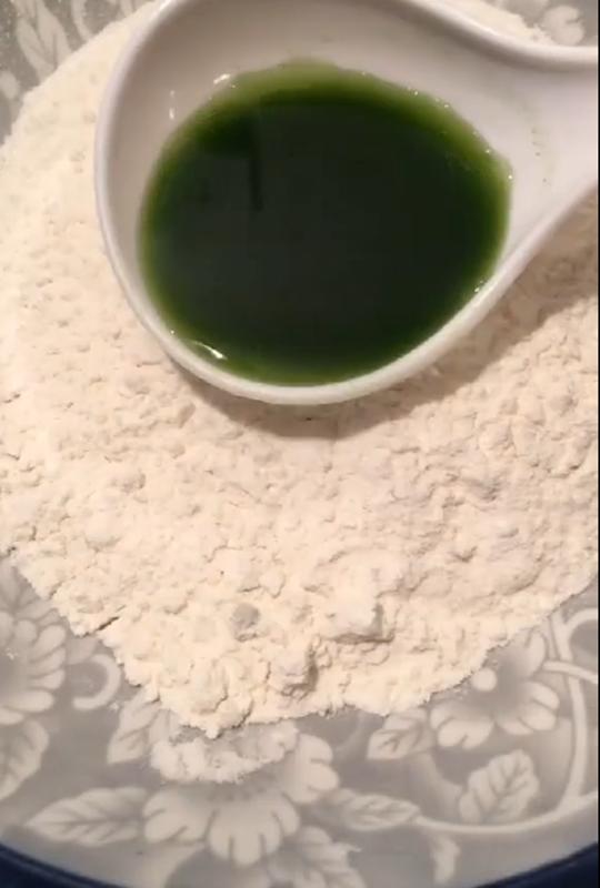 菠菜鸡蛋虾饺的做法,菠菜虾饺的家常做法