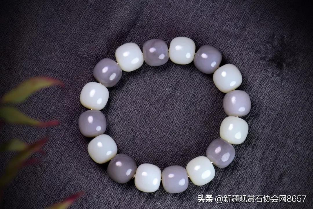 青花墨玉的意境美,青花玉有荧光点