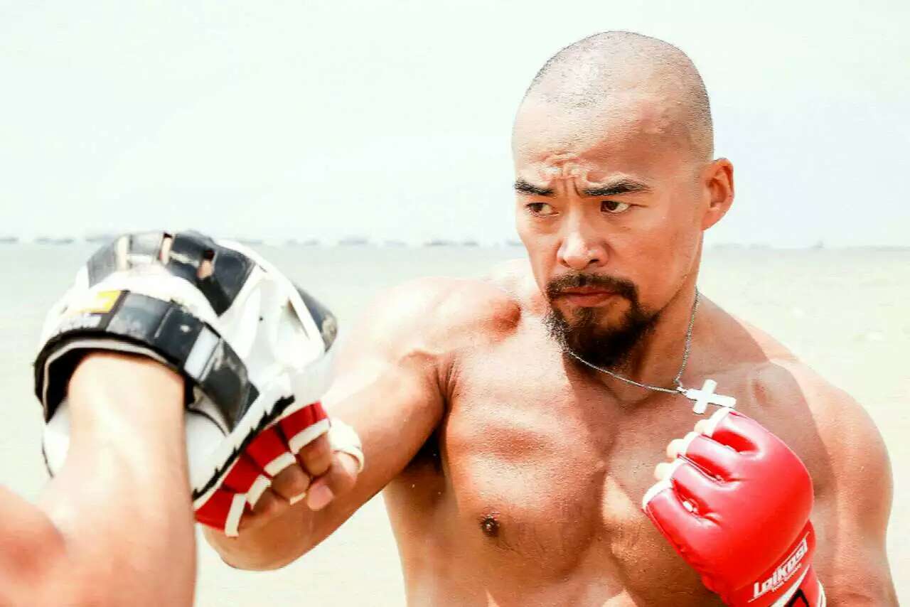 王巍疯狂的拳头,王巍健美秀肌肉