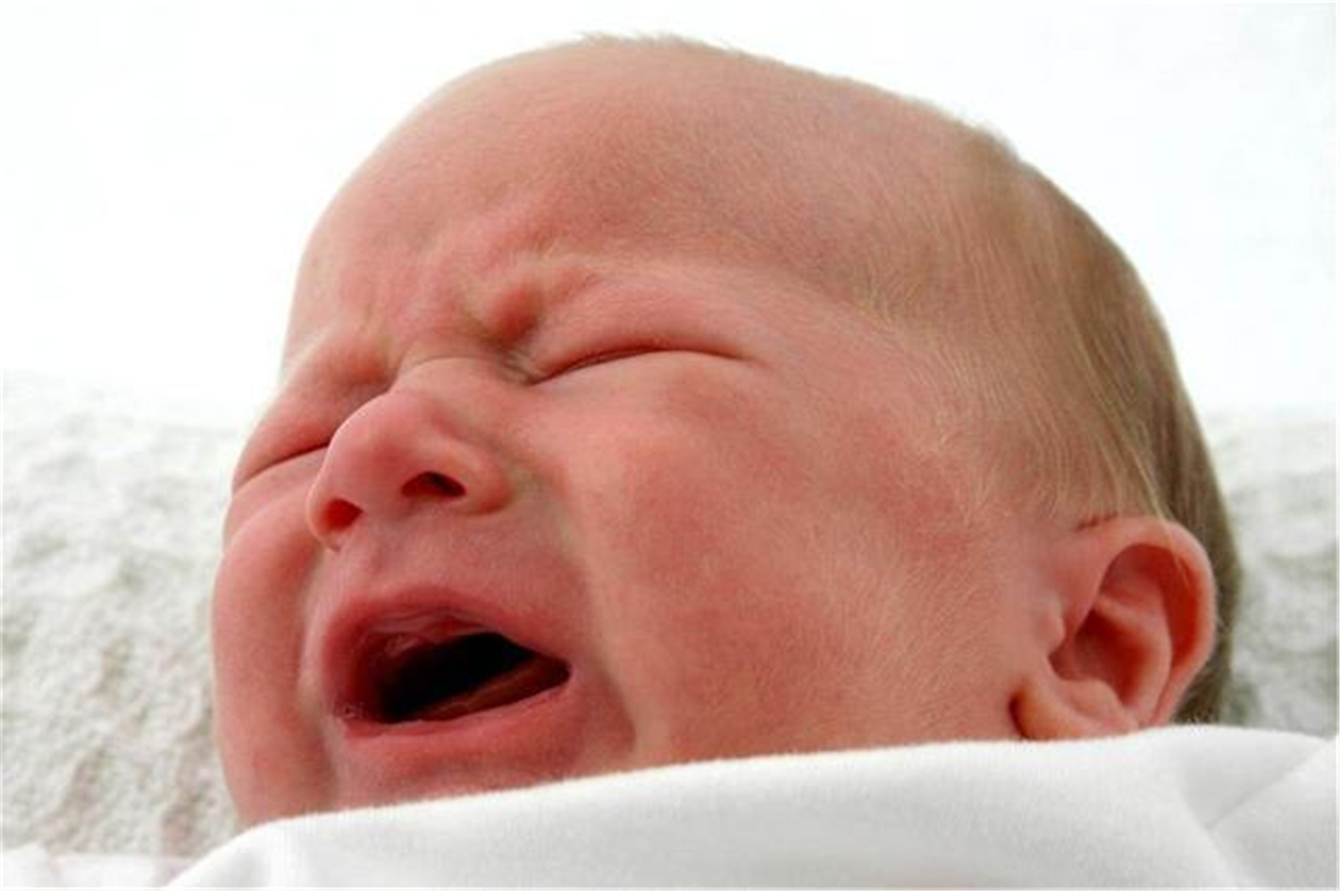 满月的小孩晚上哭得厉害怎么回事,满月婴儿出门回来后哭得撕心裂肺