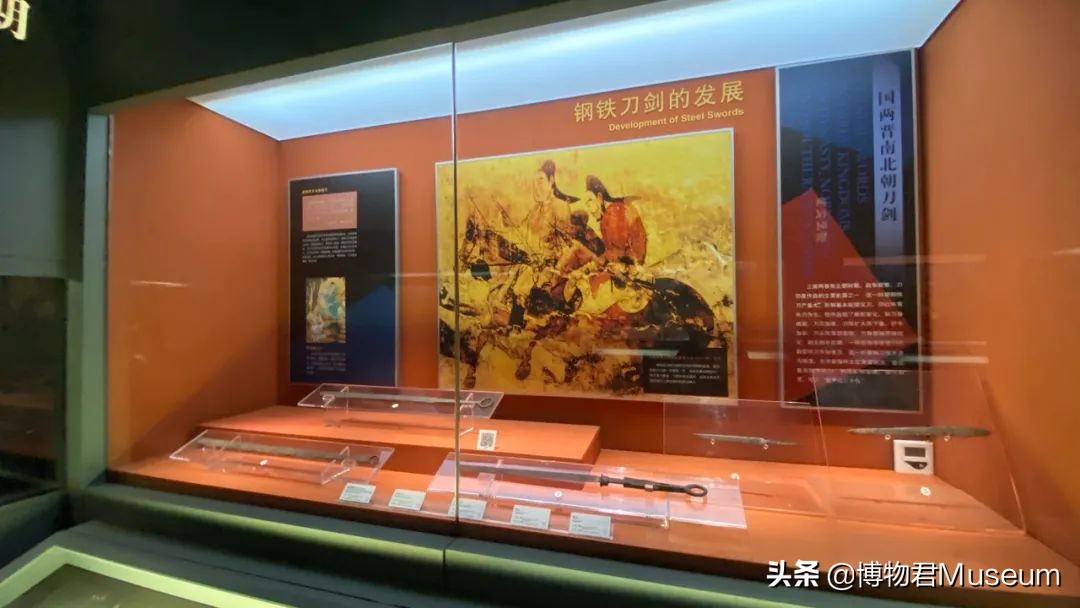 物开一刃为“刀”，两面*刃开**为“剑”，双刀相交为“剪”