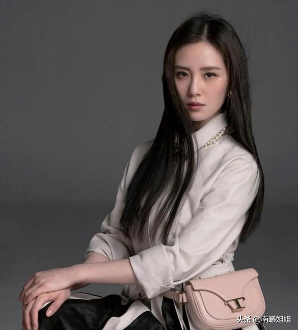 30多岁圆脸黑长直适合什么发型,20-30岁圆脸发型减龄黑长直长发