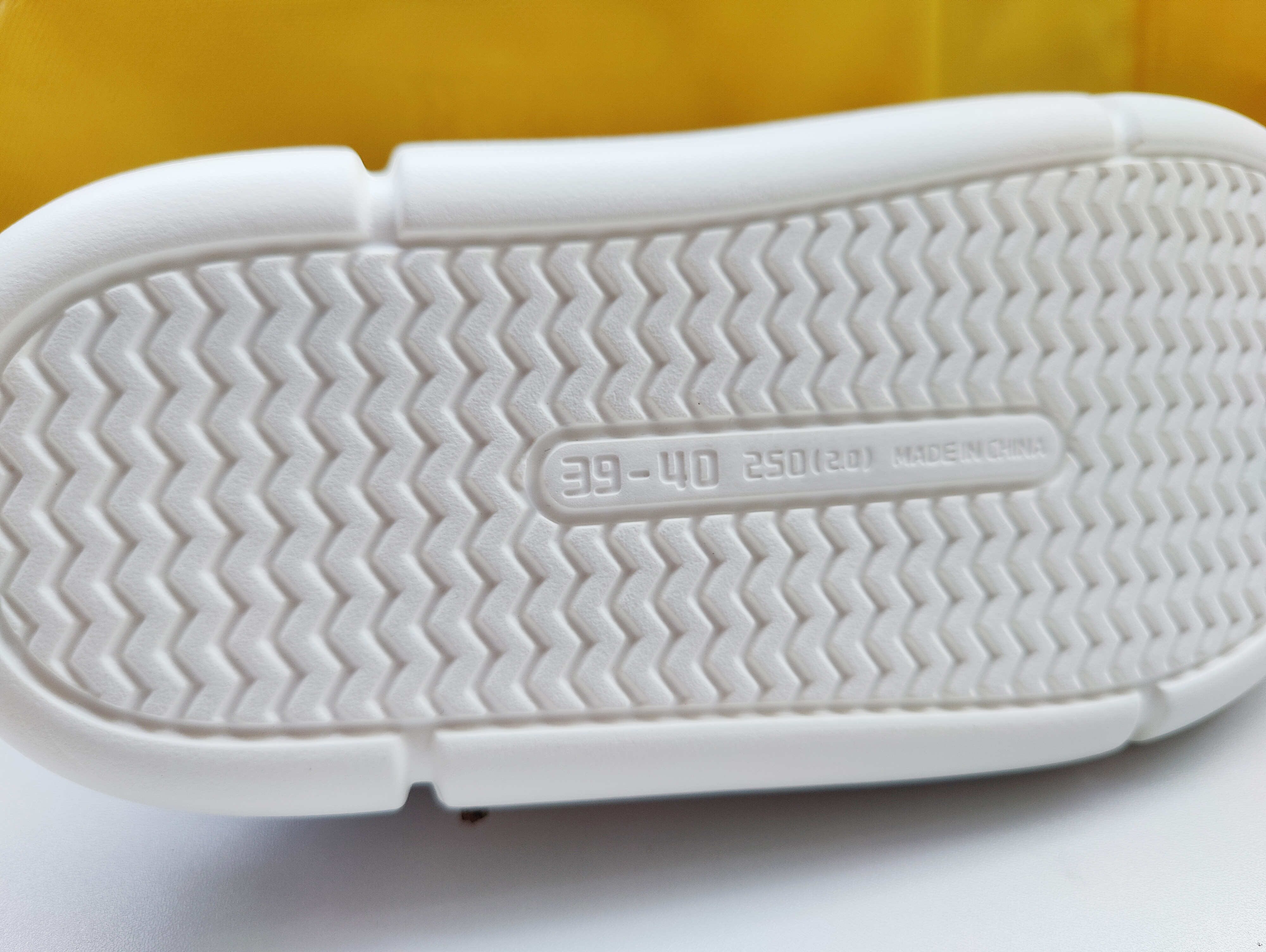 今年最火拖鞋结实耐穿又上档次,这款拖鞋火了舒适耐磨居家必备