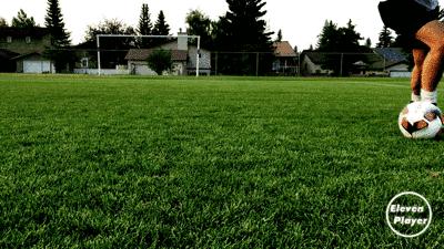 简单又实用的过人技巧足球,足球过人技巧空中摆动腿