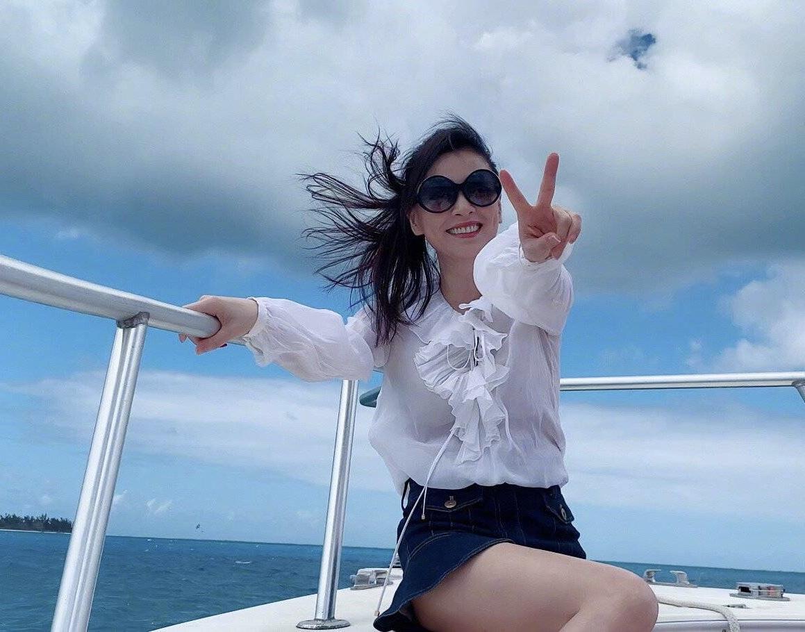 张庭出席穿红色上衣黑色裙子,48岁张庭穿搭