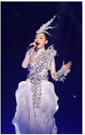 21岁爆红,24岁走出国门,32岁跌落神坛,萨顶顶到底经历了什么?