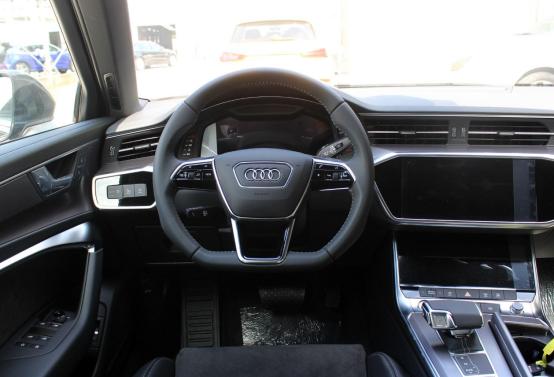 奥迪A6L,搭配3.0T动力,百公里加速仅需6.6秒,油耗9.6L,颜值高