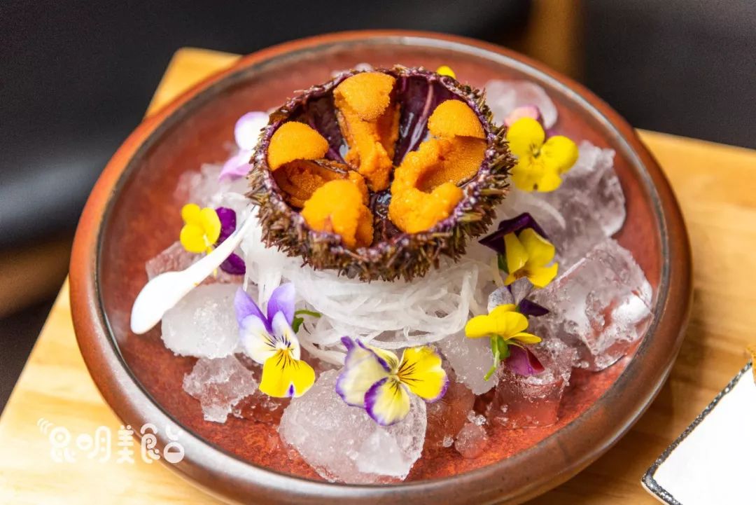 在昆明，第一次见200斤的大鱼，蘸着芥末生吃超爽