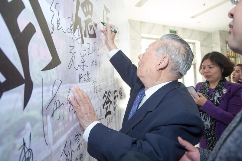 张效房：如何在生活中接受母校教育