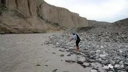 在野外捡石头的技巧,捡石头注意事项和手续