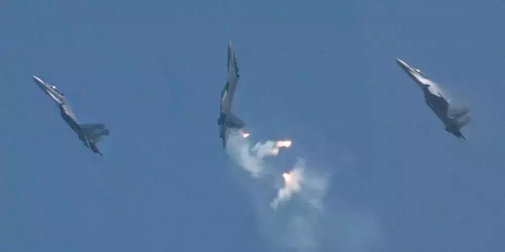 歼10b和f16哪个厉害,歼10b和f2对战