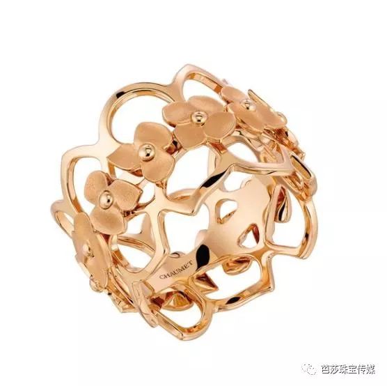 早春最流行的珠宝搭配,什么穿搭可以戴夸张的珠宝