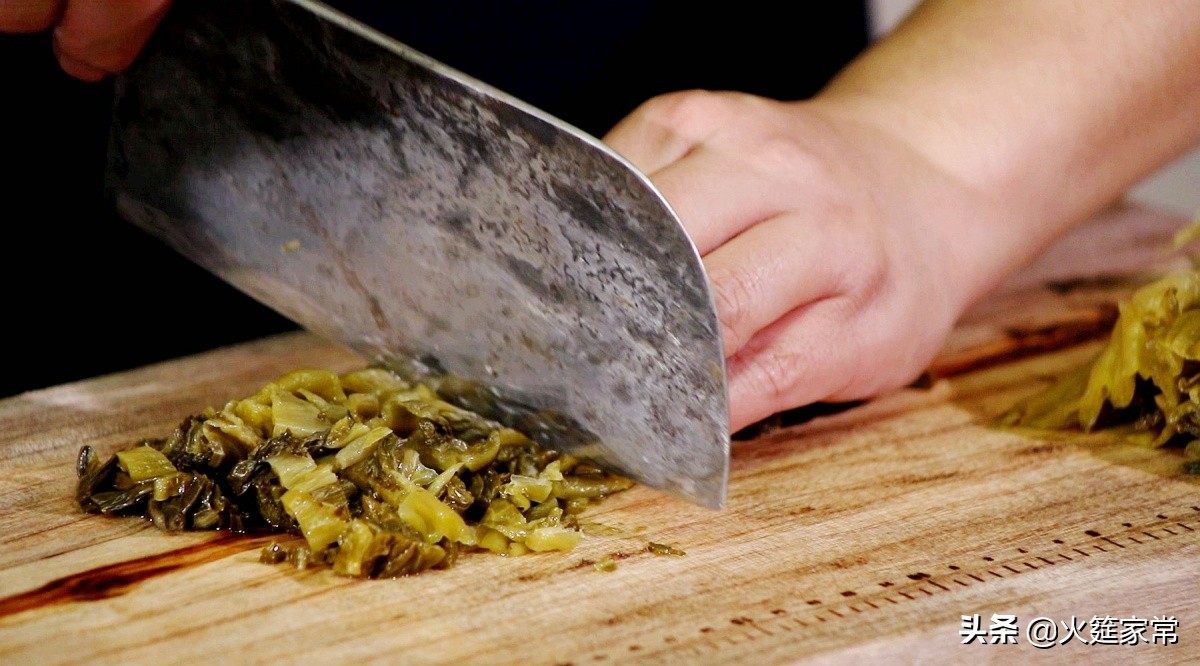 不二酸菜沸腾鱼,四川酸菜鱼正宗做法热油