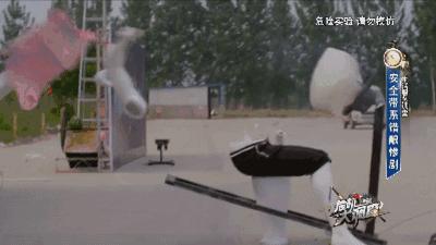 D*杯罩**美女怕勒胸这样系安全带，竟活生生被拦腰折断！