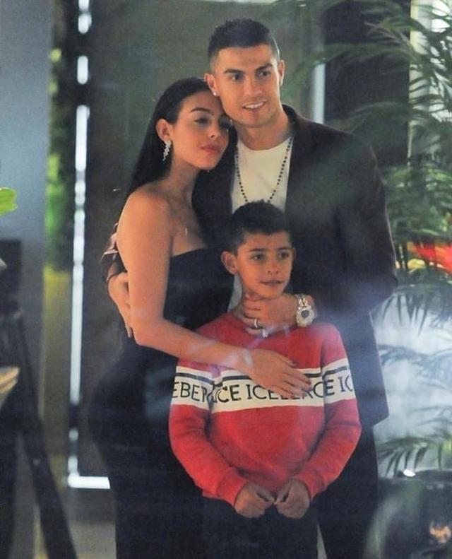 撒花c罗成功,c罗被拍到与女友乔治娜共赴教堂