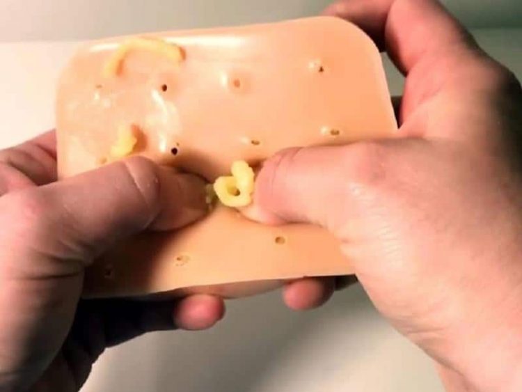 用挤痘痘工具挤黑头,男子用手挤痘痘