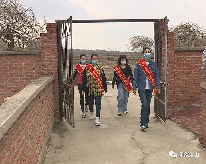 志愿者进乡村服务群众守初心 (志愿活动进农村为民服务暖人心)