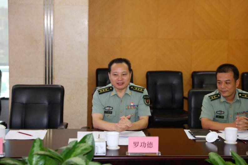 董明珠含泪送员工参军,董明珠送员工入伍