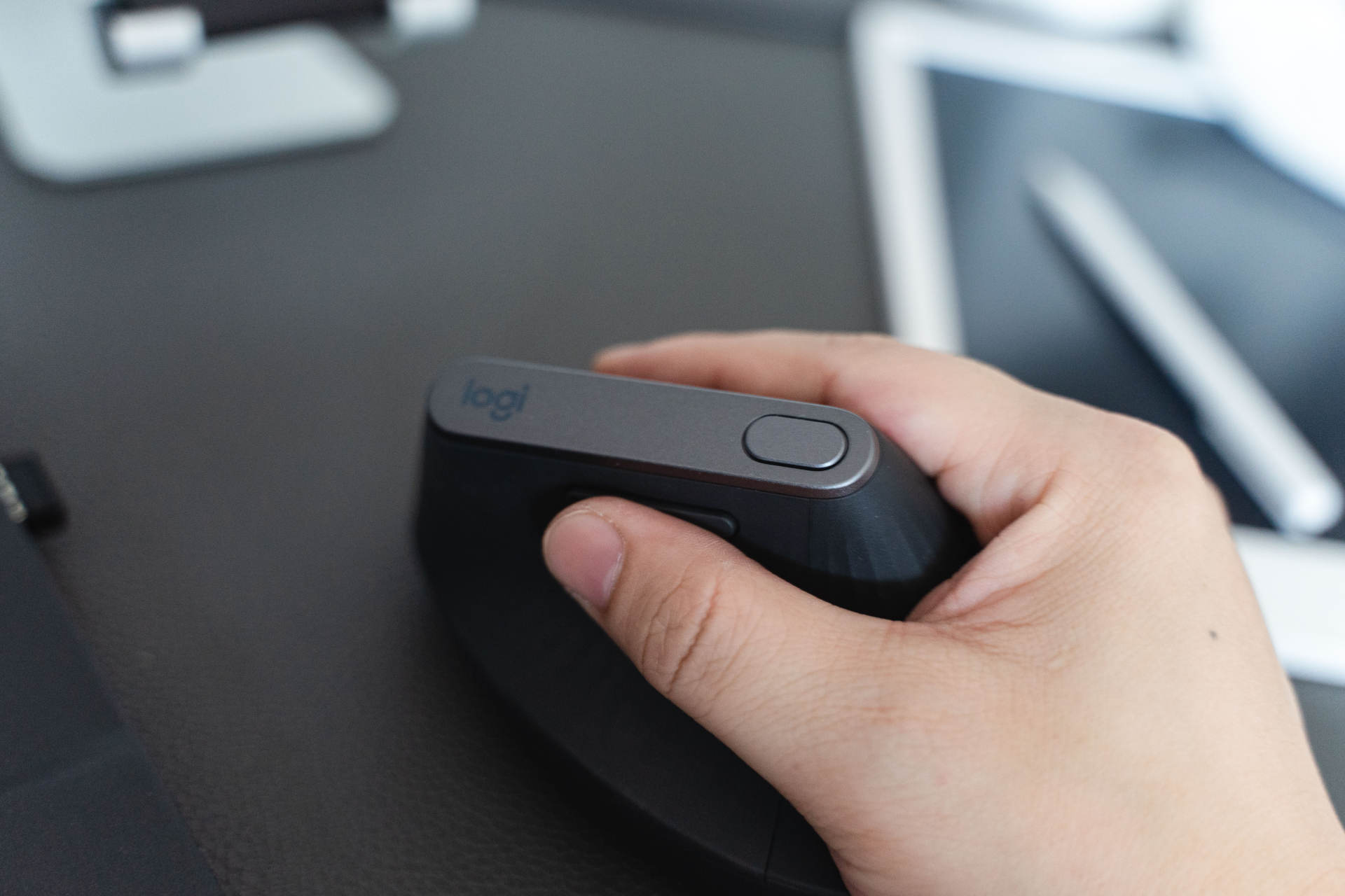 罗技mxvertical按键的功能,罗技mxvertical垂直鼠标拆解