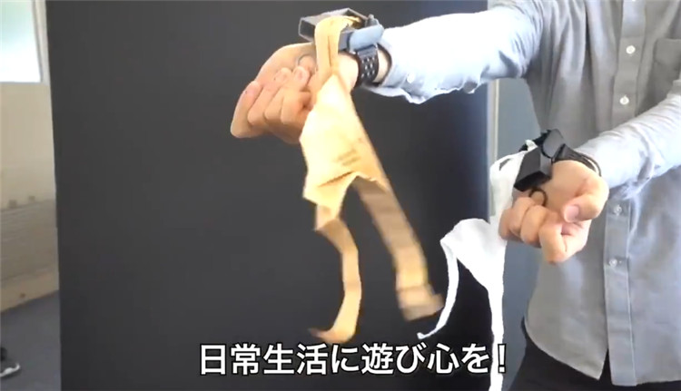 外国小哥用盒子做蜘蛛侠发射器,国外小哥做蜘蛛侠发射器完美还原