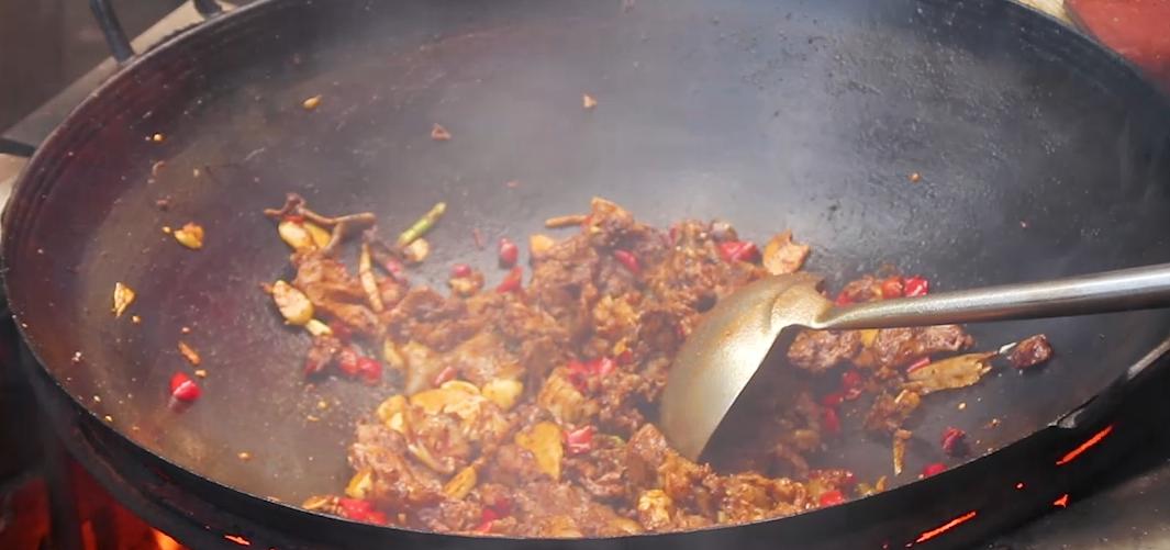 猪头肉这样吃才叫爽，农村大锅一炖，大块吃肉，口感丰富有食欲