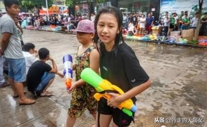 欢乐的泼水节鸟语花香,泼水节溢出的欢乐