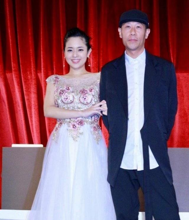 苍井空与丈夫同台甜蜜互动,自爆怀孕5个月,身材依旧纤细